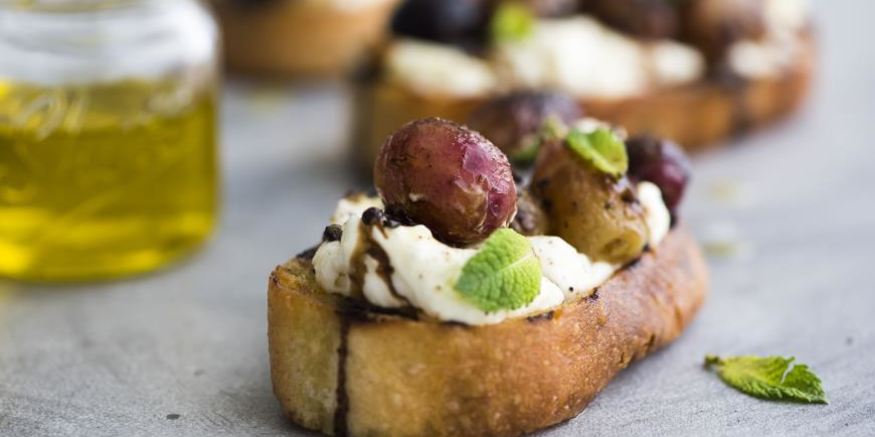 Рецепт брускетт с печеным виноградом, сыром и бальзамиком