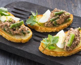 Брускетты с салатом из тунца с чечевицей