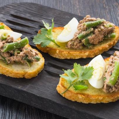 Брускетты с салатом из тунца с чечевицей