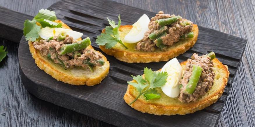 Рецепт брускетт с салатом из тунца с чечевицей