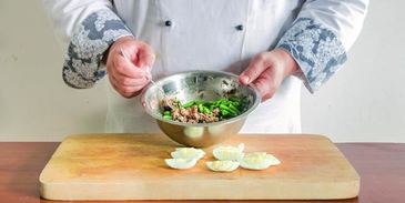 брускетты с салатом из тунца с чечевицей