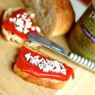Рецепт Бутербродов с песто, печеным перцем и фетой