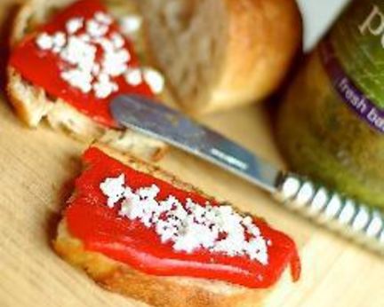 Бутерброды с песто, печеным перцем и фетой