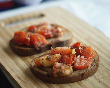Чесночная брускетта с томатами, красным луком и базиликом