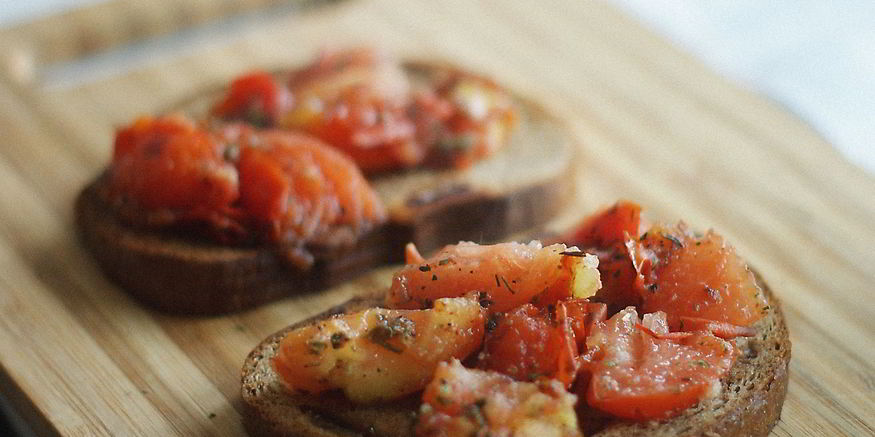 Рецепт чесночной брускетты с томатами, красным луком и базиликом