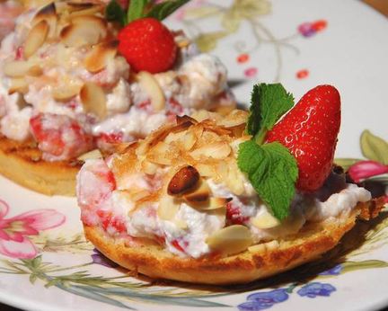 Сладкая брускетта с рикоттой и клубникой