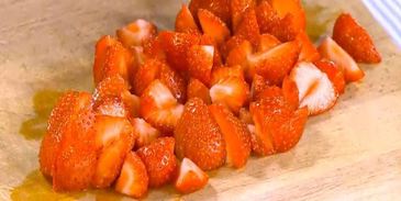 сладкая брускетта с рикоттой и клубникой