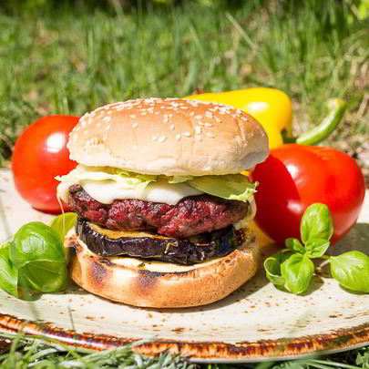 Бургер-гриль с сочным баклажаном