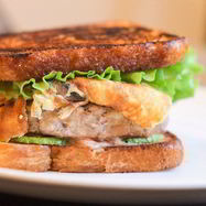 Рецепт Бургера на тостовом хлебе с цукини, омлетом с шампиньоами и заправкой из домашнего майонеза