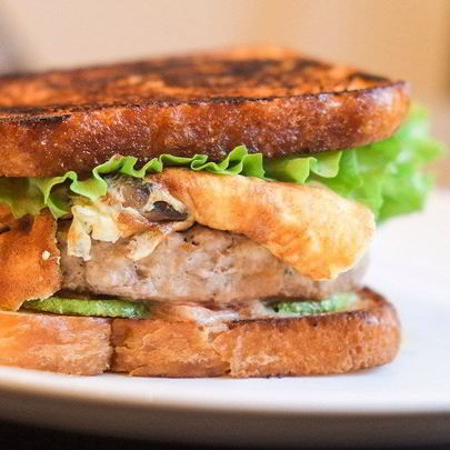 Бургер на тостовом хлебе с цукини, омлетом с шампиньоами и заправкой из домашнего майонеза