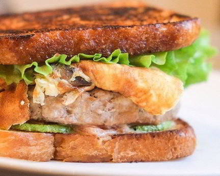 Бургер на тостовом хлебе с цукини, омлетом с шампиньоами и заправкой из домашнего майонеза