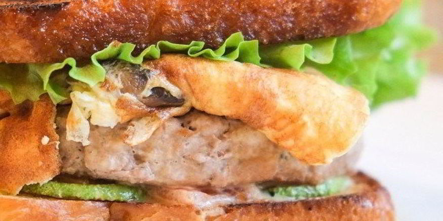 Рецепт бургера на тостовом хлебе с цукини, омлетом с шампиньоами и заправкой из домашнего майонеза