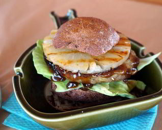 Бургер с ананасом и соусом терияки