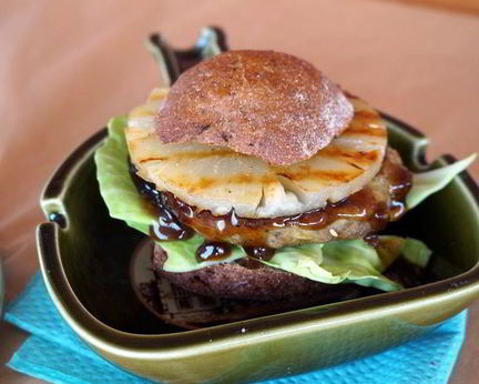 Бургер с ананасом и соусом терияки