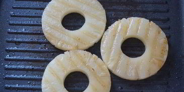 бургер с ананасом и соусом терияки