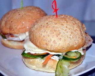 Бургер с индейкой и сочными овощами