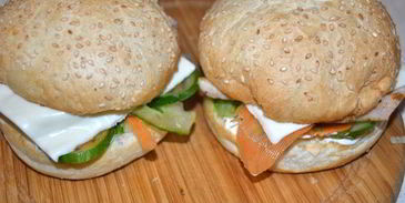 бургер с индейкой и сочными овощами