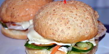 бургер с индейкой и сочными овощами