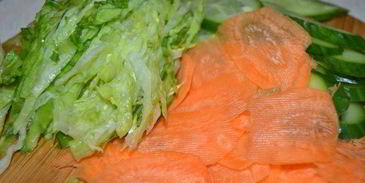 бургер с индейкой и сочными овощами