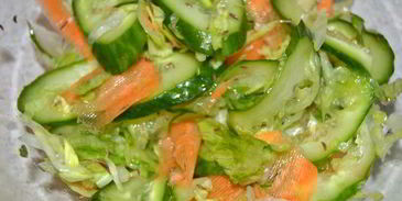 бургер с индейкой и сочными овощами