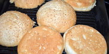 бургер с индейкой и сочными овощами