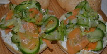 бургер с индейкой и сочными овощами