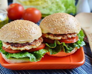 Бургер с индейкой в азиатском стиле