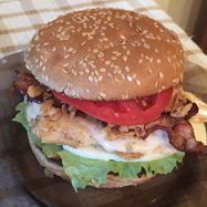 Рецепт Бургера с курицей, беконом, сыром и чесночным соусом