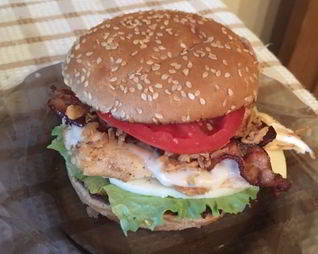 Бургер с курицей, беконом, сыром и чесночным соусом