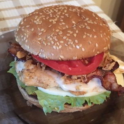 Бургер с курицей, беконом, сыром и чесночным соусом