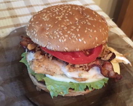 Бургер с курицей, беконом, сыром и чесночным соусом