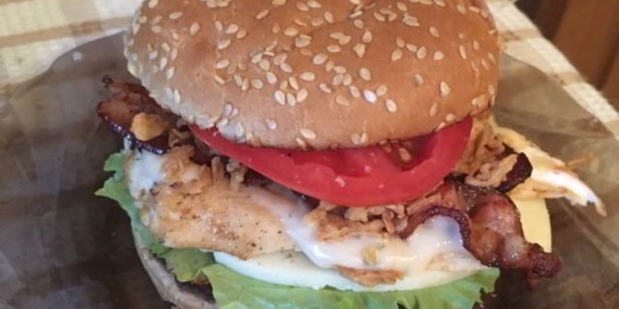 Рецепт бургера с курицей, беконом, сыром и чесночным соусом