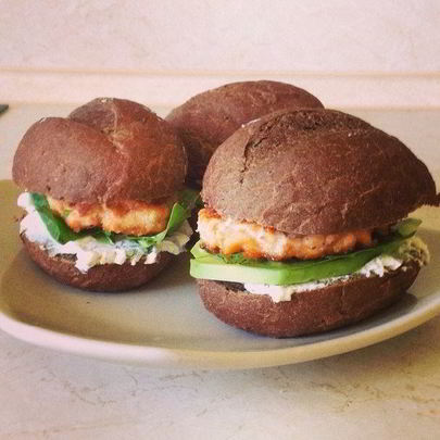 Бургер с семгой и авокадо