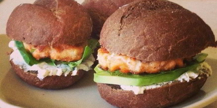 Рецепт бургера с семгой и авокадо