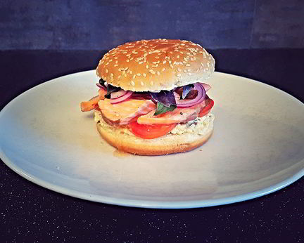 Бургер с семгой и омлетом