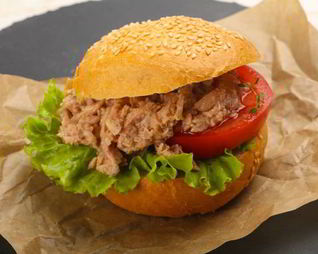 Бургер с тунцом и моцареллой