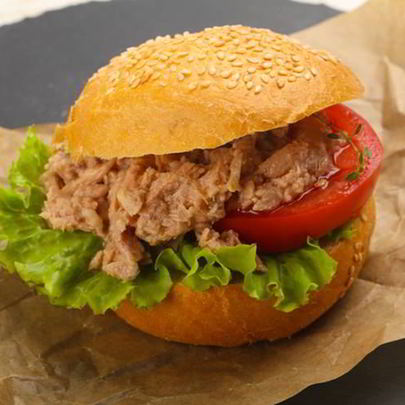 Бургер с тунцом и моцареллой