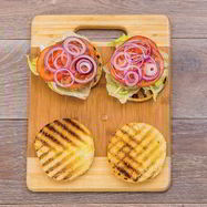 Рецепт Бургера с тунцом, луком и помидором