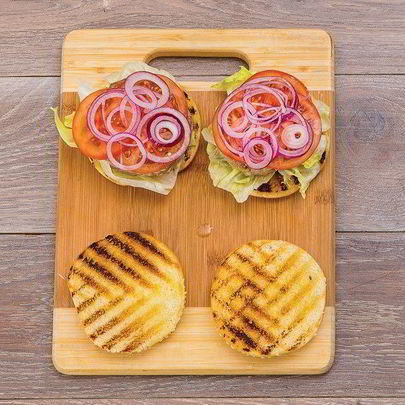 Бургер с тунцом, луком и помидором