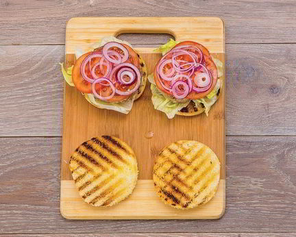 Бургер с тунцом, луком и помидором