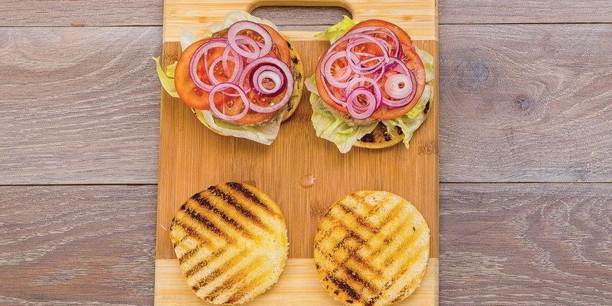 Рецепт бургера с тунцом, луком и помидором