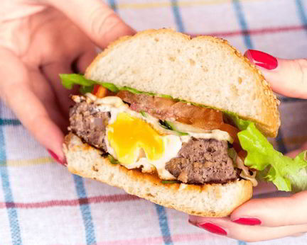 Бургер с яйцом