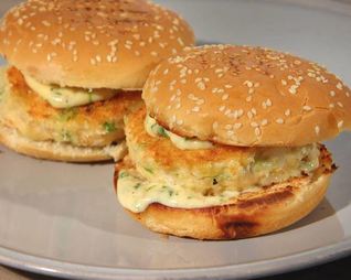 Бургеры с креветками и зеленым луком