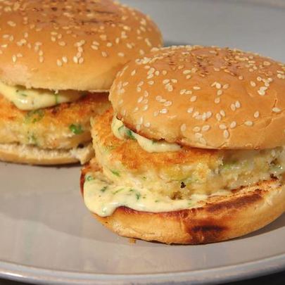 Бургеры с креветками и зеленым луком