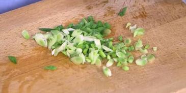 бургеры с креветками и зеленым луком