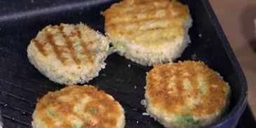 бургеры с креветками и зеленым луком