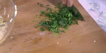 бургеры с креветками и зеленым луком