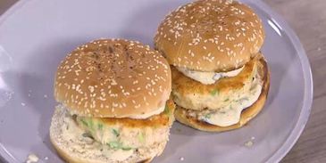 бургеры с креветками и зеленым луком