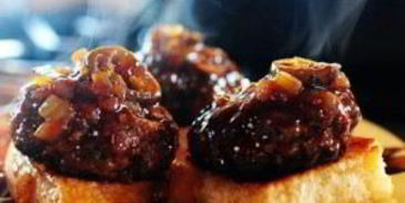 бургеры с мясом, виски и халапеньо