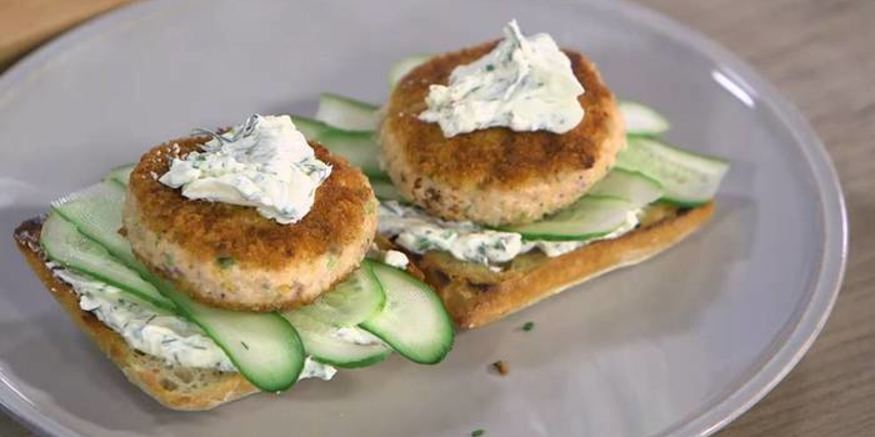 Рецепт бургеров с семгой и огурцом